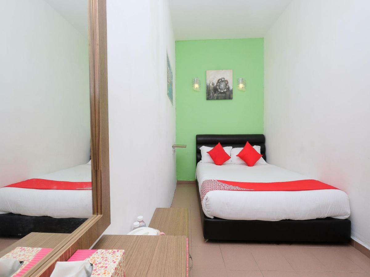 Oyo 850 Gold Star Hotel Chukai Exterior photo