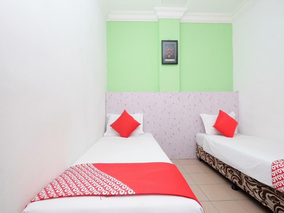 Oyo 850 Gold Star Hotel Chukai Exterior photo