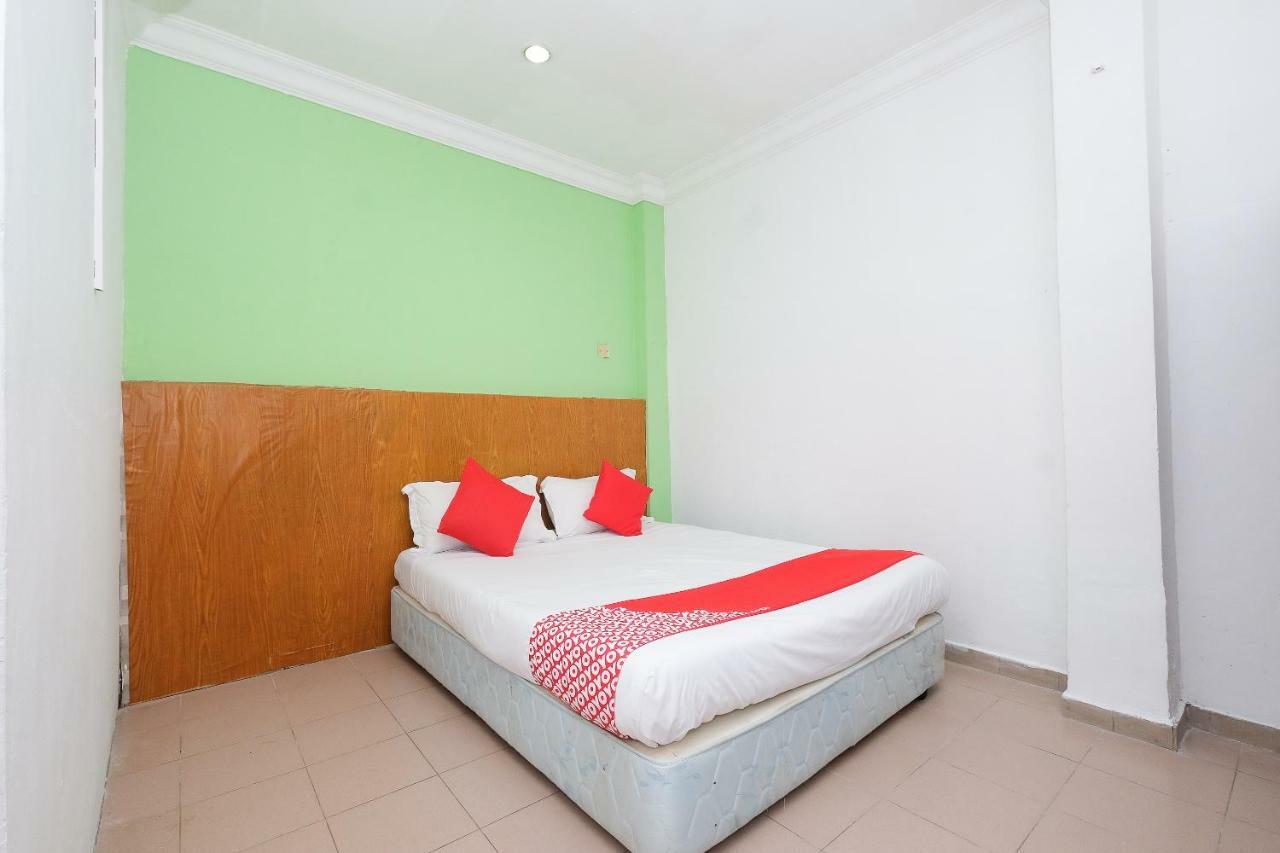 Oyo 850 Gold Star Hotel Chukai Exterior photo