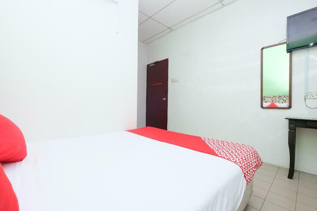 Oyo 850 Gold Star Hotel Chukai Exterior photo