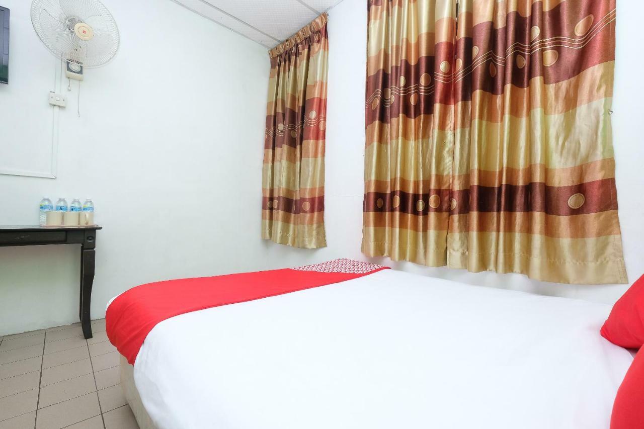 Oyo 850 Gold Star Hotel Chukai Exterior photo